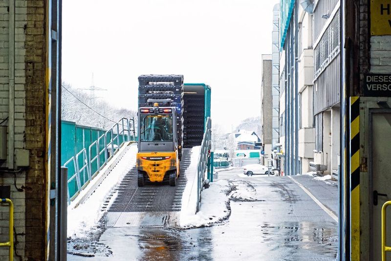 Gefaltet lassen sich bis zu 330 Boxen in einem Jumbo-Lkw mit 2700 mm Ladehöhe transportieren. (Walther Faltsysteme)