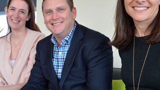 Besuch aus USA: Lisa Iannucci, Diego Sanson und Amy Mueller (von li.) stellten die Autobörse Car Gurus vor, die demnächst in Deutschland starten soll. (Martin Achter)