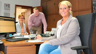 Gisela Korf, Reinhard Meyer, Andrea Hürtgen (v .l. n. r.) freuen sich über das neue DMS von BTC. (Bild: Maletz & Esser)