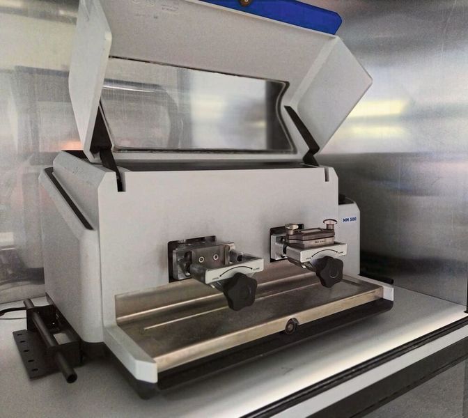 Schwingmühlen sind fester Bestandteil vieler Labore. Das Team um Prof. Dr. Lars Borchardt nutzt sie jedoch, um komplexe Moleküle aufzubauen – ganz ohne Lösungsmittel.  (Bild: RUB)