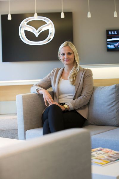 Nadja Mayer ist neue Personalchefin bei Mazda Motors Deutschland. Die 33-Jährige übernimmt die Position als Senior Managerin Human Resources & General Administration zum 1. August 2020 am Firmensitz Leverkusen. 
Die gelernte Wirtschaftspsychologin ist seit 2013 im Unternehmen im Bereich Personal tätig und hat zuletzt als Team Leaderin HR Operations & HR Services in einer einschlägigen Führungsposition Erfahrungen gesammelt. (Mazda)