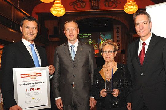 ... und natürlich die Urkunde, überreicht von (v. li.) Jörg Heinermann, Mercedes-Benz Vertriebsorganisation Deutschland, Ingo Fischer und Wolfgang Michel. (Archiv: Vogel Business Media)