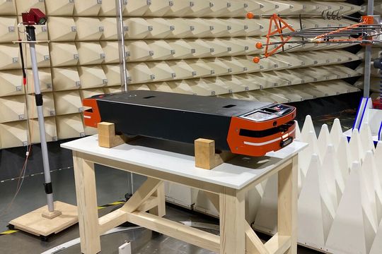 Zertifizierung: Das Automated Guided Vehicle (AGV) „M4“ von Safelog hat vom TÜV Süd die NRTL-Zertifizierung erhalten, mit der sich USA-Projekte jetzt schneller realisieren lassen.(Bild:  Safelog)