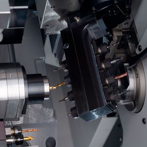 Eine Besonderheit ist die B-Achsen-Funktion für angetriebene Werkzeuge am Vertikalhalter. Die B-Achse ist sowohl mit jeweils 4 Werkzeugen für die Vorder- als auch für die Rückseitenbearbeitung verwendbar.