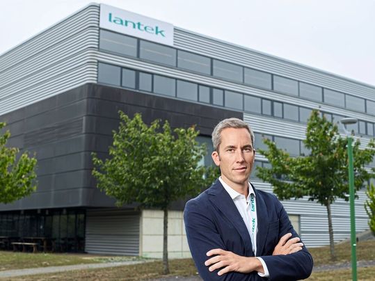 Lantek-CEO Alberto López de Biñaspre stehe hier vor der Unternehmenszentrale.(Bild:  Lantek)