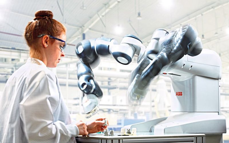Kollaborative Roboter wie Yumi bieten ganz neue Automatisierungsmöglichkeiten, gerade bei der Kleinteilmontage. (ABB)