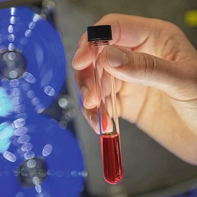 Probenröhrchen mit lichtaktiver Substanz (Bild: Elvira Eberhardt / Uni Ulm)