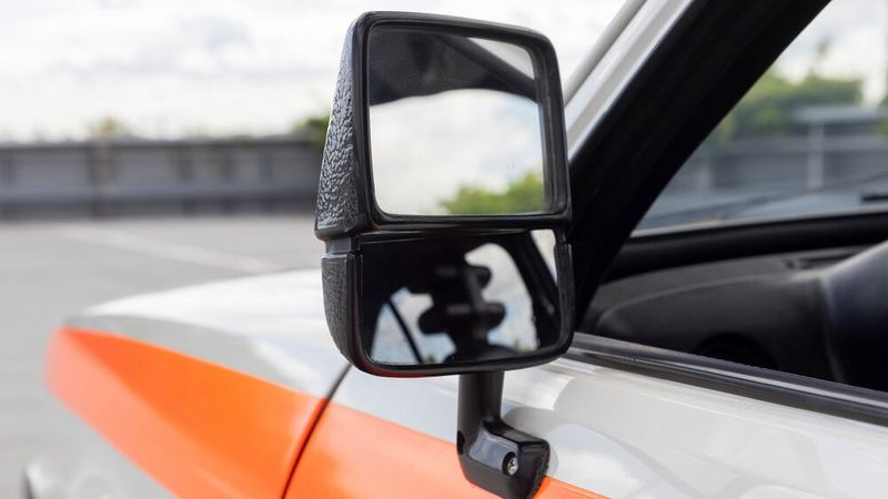 Für optimale Sicht im und um den OSV 40 sorgt darüber hinaus der zweigeteilte Rückspiegel, dessen unterer Teil den toten Winkel auf ein Minimum reduziert. Aber: Einen rechten Außenspiegel hatten die Opel-Mannen ihrem Sicherheitssprößling nicht spendiert. (Bild: Opel)