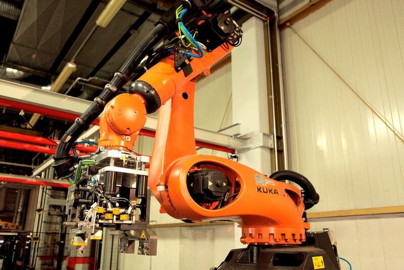 Zwei Kuka Roboter aus der KR Quantec Serie vom Typ KR 210 R2900 prime in der Konsolen-Ausführung sorgen bei BMW in Landshut für einen optimalen Prüfvorgang der Kurbelgehäuse. (Kuka)
