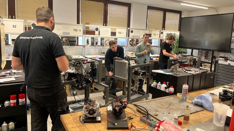 Im Rahmen der sechsstufigen Weiterbildung erlernten die Teilnehmer nicht nur das Zerlegen und Befunden von Motorkomponenten. Sie lernten zudem, wie diese zu bearbeiten und vor allem wieder korrekt zusammenzufügen sind, sodass alles einen überholten und funktionierenden Motor ergibt. (Bild: Bopp/Kern)