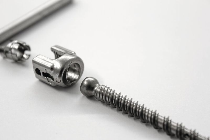 Im Gegensatz zur zerspanenden Fertigung basiert das von Heraeus entwickelte Verfahren jedoch auf einem schnellen Spritzgießprozess, wodurch die Taktzeiten deutlich kürzer ausfallen. Das führt zu einer erheblichen Reduktion der Stückkosten. (Bild: Heraeus)