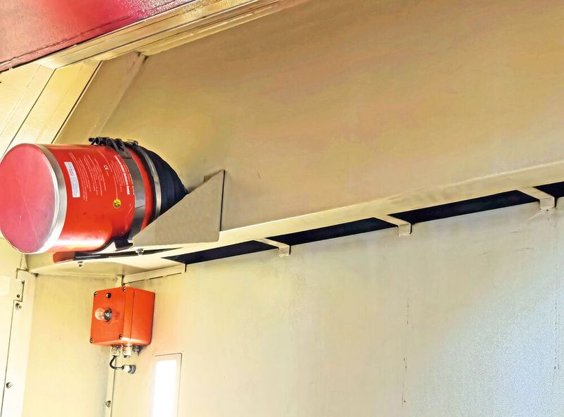 Unscheinbar aber mit großer Wirkung: Unterhalb der Löscheinrichtung befinden sich die Einlässe für die temperierte Hallenluft. (Bild: Klaus Vollrath)