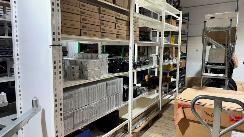 Im gut sortierten Ersatzteillager liegen ausschließlich Mercedes-Benz-Originalteile – und die auch gern mal in größeren Mengen. (Bild: Schreiner – VCG)