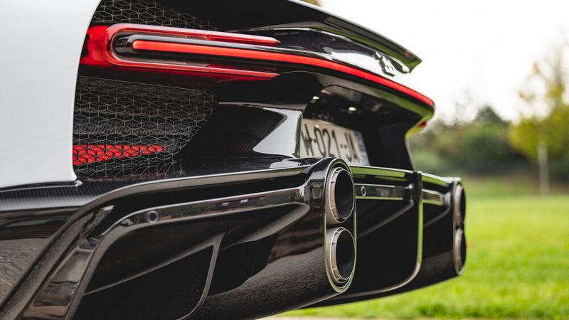 Vier dicke Endrohre, ausgeklügelter Diffusor: eine Heckpartie wie ein Kunstwerk. (Bild: Hendryk Meyer/Bugatti)