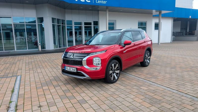 Die Front des Mitsubishi Outlander wirkt wuchtig und dynamisch zugleich.(Bild:  Mauritz – VCG)