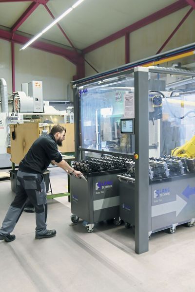 Le chariot de stockage se charge rapidement dans le magasin sans arrêt de la machine. (Source : MSM)