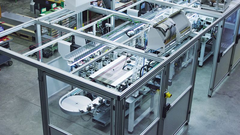 Bild 3: Die automatische Zylinderschloss-Montageanlage ist ein 12 m langes, gerades System mit zwei Umlenkungen, 15 Bearbeitungsstationen und 42 Werkstückträgern im Umlauf. (Bild: Weiss)