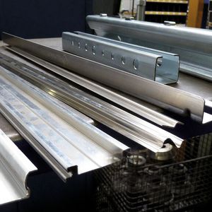 Die Franz Schürholz GmbH in Wickede stellt kaltgewalzte Profile in vielfältiger Geometrie mittels Walzprofilieren her.