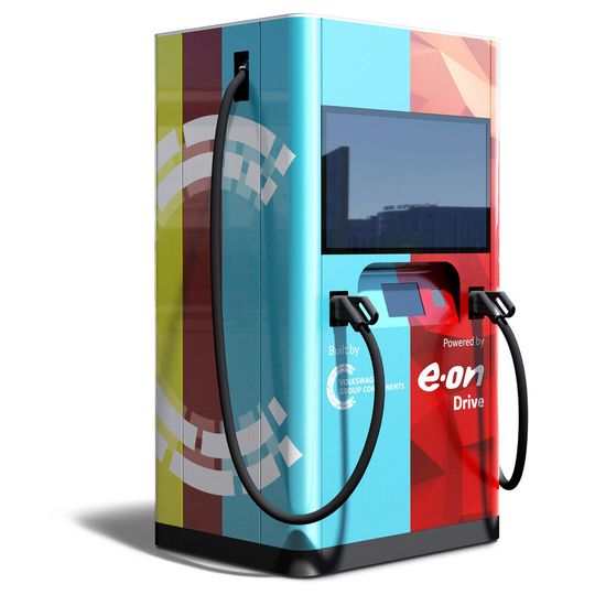 EON und Volkswagen kombinieren in ihrer neuen Ladesäule Stromanschluss und Akkutechnik. EON und Volkswagen kombinieren in ihrer neuen Ladesäule Stromanschluss und Akkutechnik.