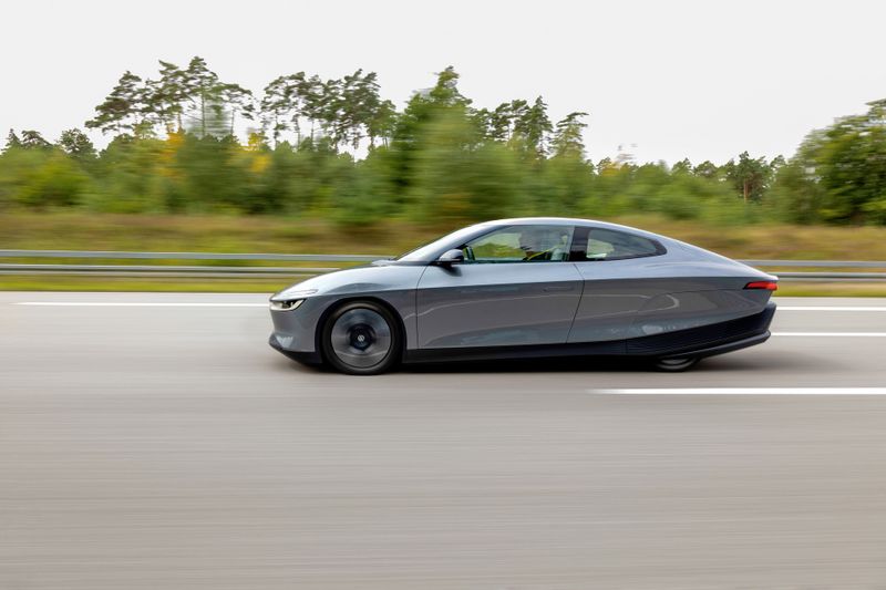 The “Mission Efficiency” study uses the production powertrain from the current MEB platform. Thanks to its specialized aerodynamics, the vehicle achieves fuel consumption of less than seven kWh per 100 km.(Image: Volkswagen AG)