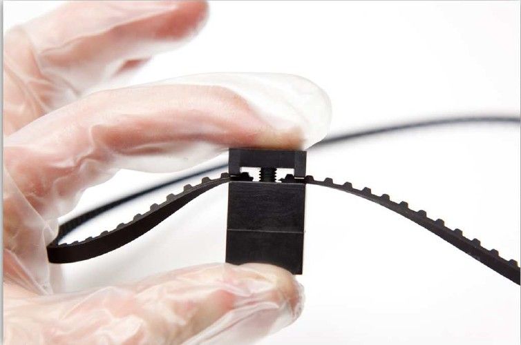 Der 3D-Drucker Velleman K8200 im Aufbau: Der Zahnriemen für den Antrieb (Bild: Velleman nv)