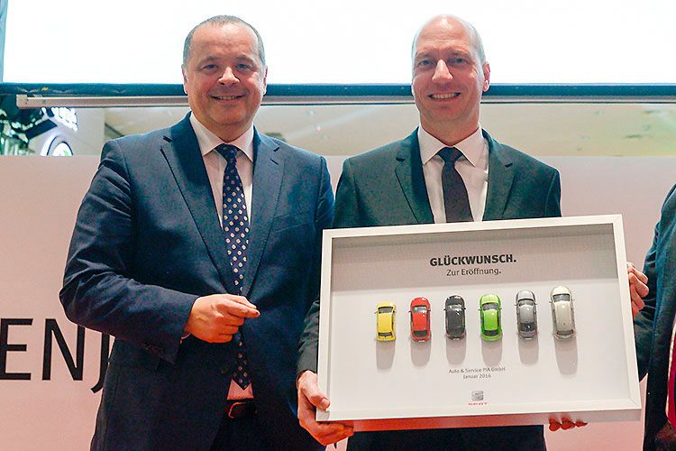Der Geschäftsführer der Auto & Service PIA GmbH, Andreas Fehervary (re.), erhielt zum Auftakt die Modellpalette von Seat in Miniatur von Seat-Deutschland-Geschäftsführer Bernhard Bauer. (Foto: Seat)