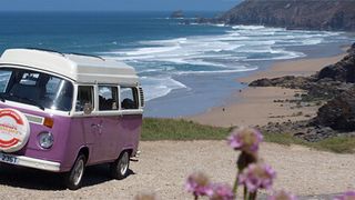 Der Bulli ist Kult – und noch immer für einen gelungenen Campingurlaub gut. Unsere Autorin war mit einem T2 Baujahr 1979 im malerischen Cornwall unterwegs. (Foto: SP-X/Hanne Lübbehüsen)