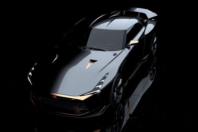 So gibt es ein breites goldenes Element an der Front, schmale LED-Scheinwerfer, breitere Radhäuser sowie 21 Zoll große Räder. (Nissan)