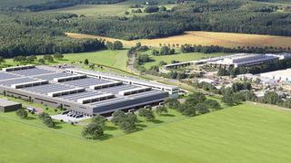 Das rund 20 Hektar große Grundstück liegt in unmittelbarer Nähe der bestehenden Batteriefabrik. Durch die Erweiterung vervierfacht sich die Produktions- und Logistikfläche in Kamenz auf insgesamt rund 80.000 m² (Daimler AG)