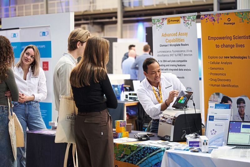 The companies showcase their portfolios at small stands. This makes it easy for visitors to strike up conversations and find out about new products.   For more information about upcoming LAB-SUPPLY trade fairs, visit www.lab-supply.info (Bild: Eye Am Chris)