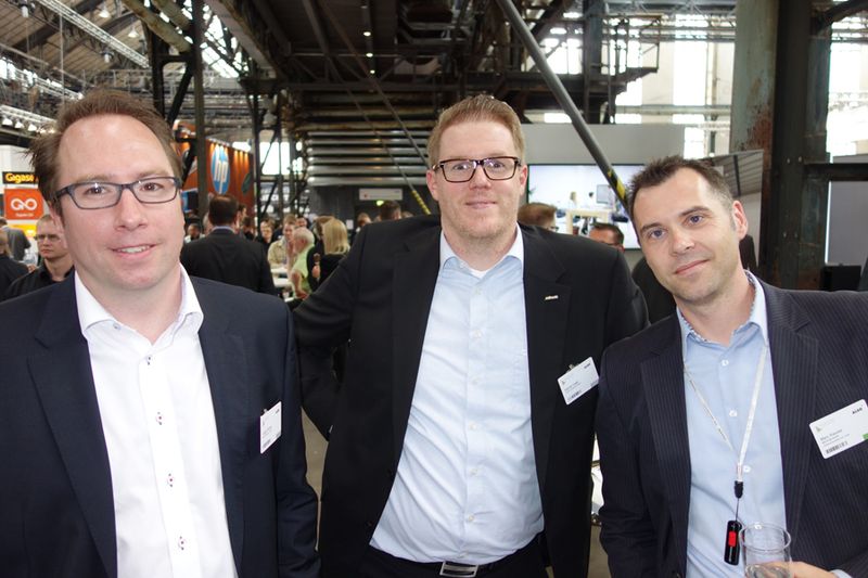 (v. l.) Jürgen Richter und Patrick Vogel, Asus, mit Marc Rassier, Medium GmbH (Bild: IT-BUSINESS)