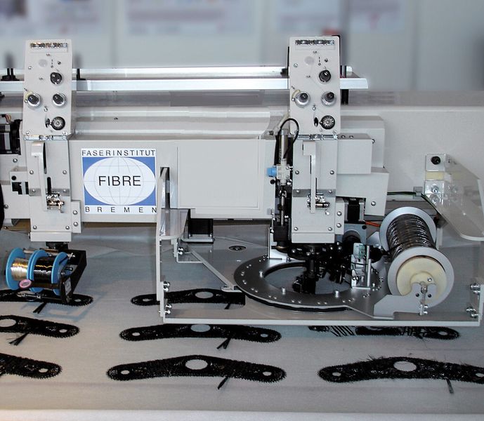 Sticken von Preforms	Auf einer Stickmaschine werden zeitgleich bis zu zehn Preforms nach dem Prinzip des Tailored Fibre Placement (TFP) hergestellt. (Bild: Vogel)