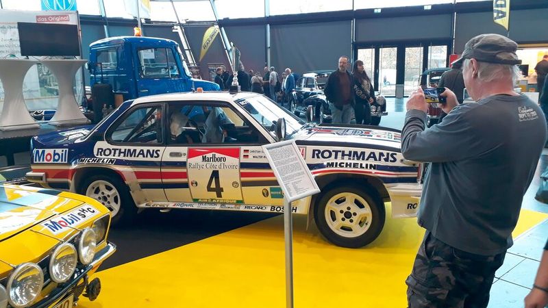 Da zückt man doch gerne mal das Handy: 1982 kehrte Walter Röhrl zu Opel zurück und wurde mit seinem neuen Beifahrer Christian Geistdörfer und dem Opel Ascona B 400! Sieger der Rallye Monte Carlo und holte zudem den WM-Titel. (Bild: Steffen Dominsky)