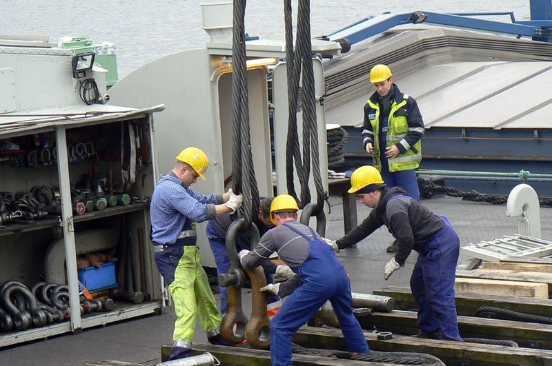 Ein gewaltiger Schwimmkran musste das 155-t-Getriebe sicher an Land bringen, damit es die Mitarbeiter von AKF Siemers direkt vor Ort verpacken konnten. (Archiv: Vogel Business Media)