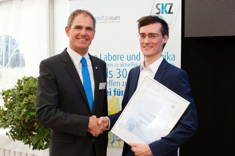 Institutsdirektor Prof. Dr.-Ing. Martin Bastian (links) gratuliert Marc Eckes zur herausragenden Masterarbeit zum Thema „Verfahrensoptimierung geschlossenzelliger Schaumstrukturen im Arburg-Freeformer“. (SKZ)