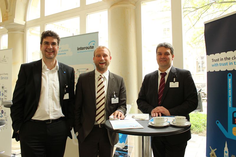 Sebastian Geisler (NetApp, mitte) und Markus Dietrich (Interoute) hatten tolle Gespräche an ihrem Demopoint. (Vogel IT-Akademie)