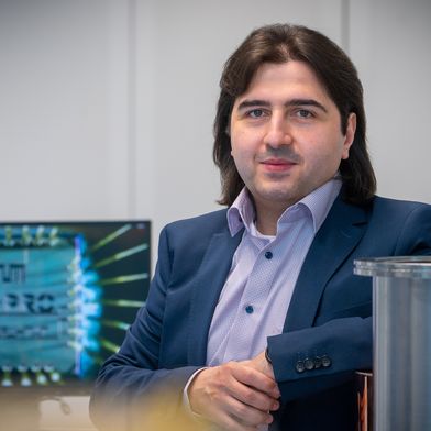In der TUM ist der erste universitäre KI-Chip entstanden. Im Bild: Prof. Hussam Amrouch neben seinem KI-Chip in 2000-facher Vergrößerung. (Bild: © Andreas Heddergott / TU Muenchen)