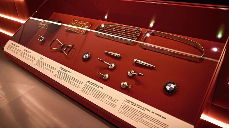 Original Fahrzeugteile des BMW 507 von Elvis Presley (Bild: BMW Group)