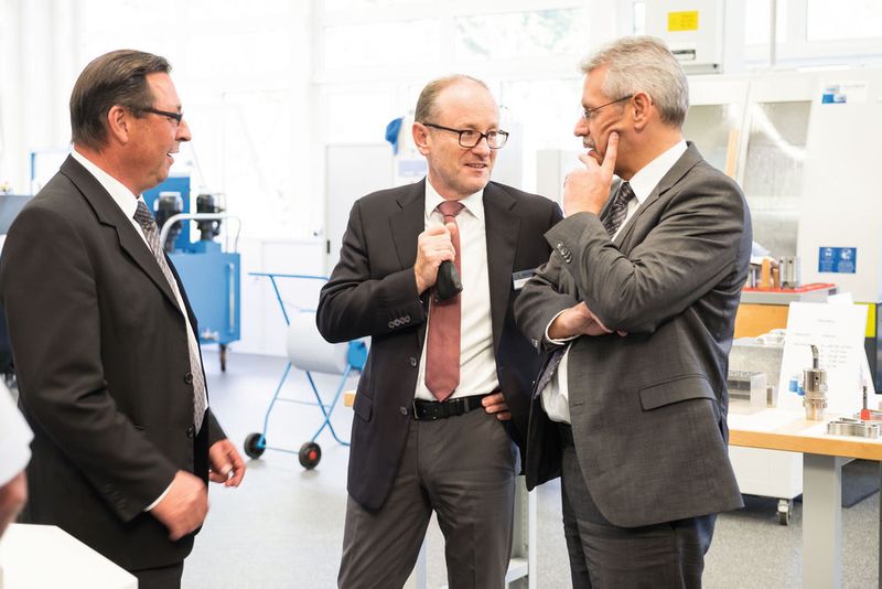 Diskussionsrunde. vlnr: Ernst Gantenbein, Dr. Jacek Kruszynski, Vice President Global Competence, Walter AG, und Peter Johann Petri, CEO Walter (Schweiz) AG. (Bild: Dario Zimmerli)