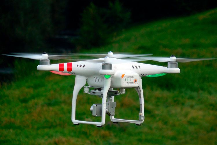 Drohnen: „Drohnen sind größtenteils ein „Prosumer-Markt“. Unternehmen nutzen sie, um den hohen Erwartungen vernetzter Kunden gerechtwerden zu können, die nach einem besseren und nahtloseren Service suchen. Für Firmen werden Drohnen ein Katalysator sein, um Kosten zu senken und gleichzeitig die Effizienz zu steigern“, schätzt GfK-Analyst Aatish Thakerar. (Foto: Pixabay)