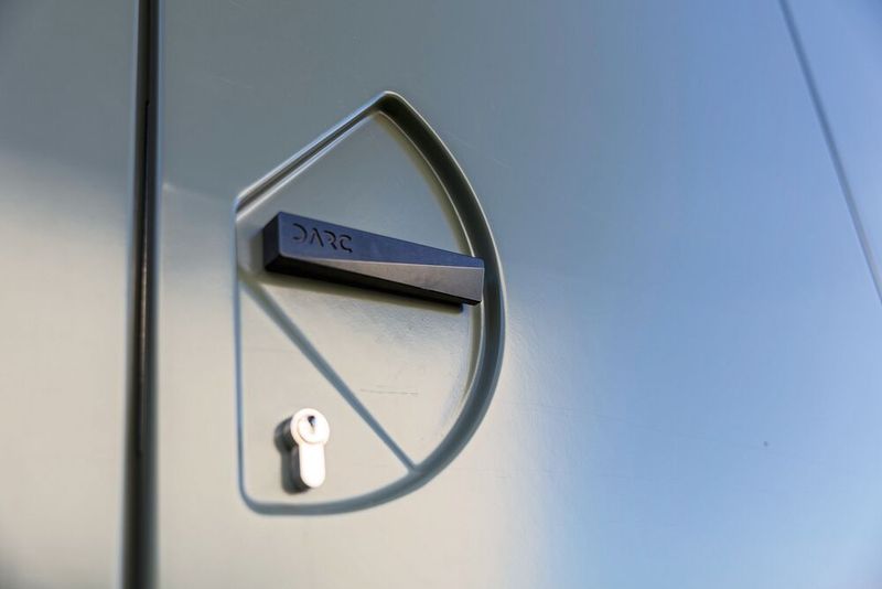 Auf den Anlagen von Hermle fräst das Unternehmen beispielsweise Türgriffe für den Darc Mono. (Bild: Hermle)