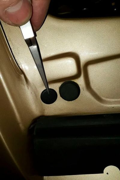 Die Chips haben folgende Maße: Durchmesser 15 mm, Höhe 3 mm. Man muss nicht mal zwingend verstecken. Neben einem Haubenanschlaggummi platziert, sehen sie einem solchen zum Verwechseln ähnlich. (Dominsky/ »kfz-betrieb« )