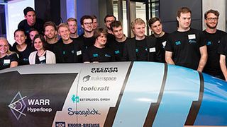 Das WARR Hyperloop Team der TU München mit der erfolgreichen Kapsel (Uli Benz, TU Muenchen)