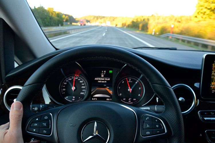 Der Tempomat „Distronic Plus“ trägt dazu bei mit korrektem Abstand unterwegs zu sein. (Foto: Michel)