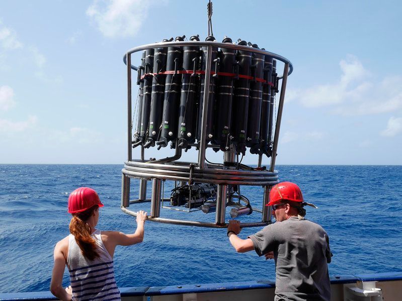 Ein Kranzwasserschöpfer wird vom Forschungsschiff METEOR aus zu Wasser gelassen. Für die aktuelle Studie haben die Autoren hunderttausende historische und aktuelle Sauerstoffmessungen ausgewertet. (Martin Visbeck, GEOMAR)