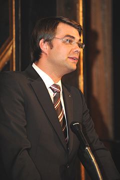 Michael Melz, Sales Performance Manager von Nissan, gratulierte Silvia Noe-Stang zu Platz 2 des »kfz-betrieb«-Women’s-Awards. (Archiv: Vogel Business Media)