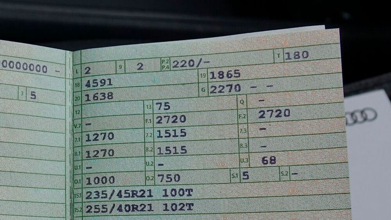 10. Die technischen Daten: Überraschung im Fahrzeugschein. Audi hat es tatsächlich geschafft, die volle Motorleistung von 220 kW auch als Dauerleistung nach DIN eintragen zu lassen. Bei den meisten Elektroautos ist das anders: Beim nominell 300 kW starken Polestar 2 etwa stehen im Schein nur 143 kW. Mit 2.270 Kilogramm Leermasse (nach EU inklusive Fahrer) ist der Q4 E-Tron ein echter Brocken – damit haben auch 300 PS gut zu tun. (Bild: Rosenow – »kfz-betrieb«)
