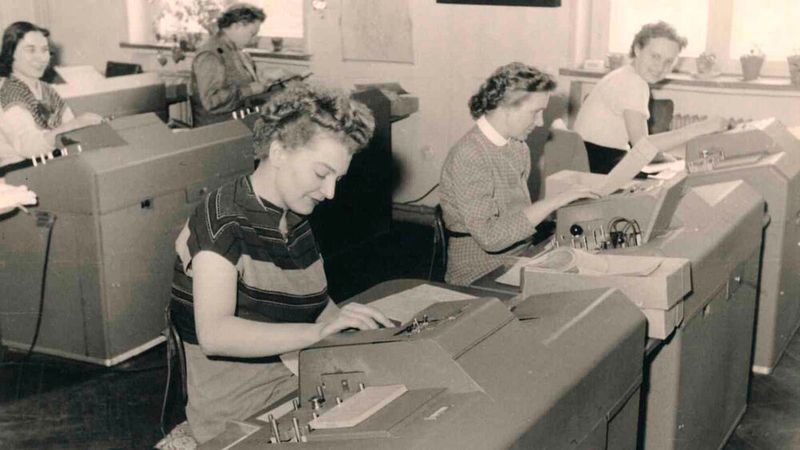 Mit Aufkommen der elektronischen Rechentechnik in den 50er-Jahren fand das Lochband auch als Speichermedium für Programme und Daten Verwendung. (Bild: KBA)