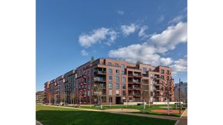 Ein lebendiges Stadtquartier entstand auf dem Gelände der ehemaligen JVA: Die Neubauten sind harmonisch, aber dennoch unterschiedlich gestaltet. (Bild: Hagemeister GmbH & Co. KG)