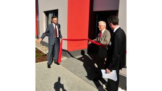 Dr. Wyatt (Mitte) eröffnet feierlich das neue Firmendomizil von Wyatt Technology Europe. (Bild: Wyatt)